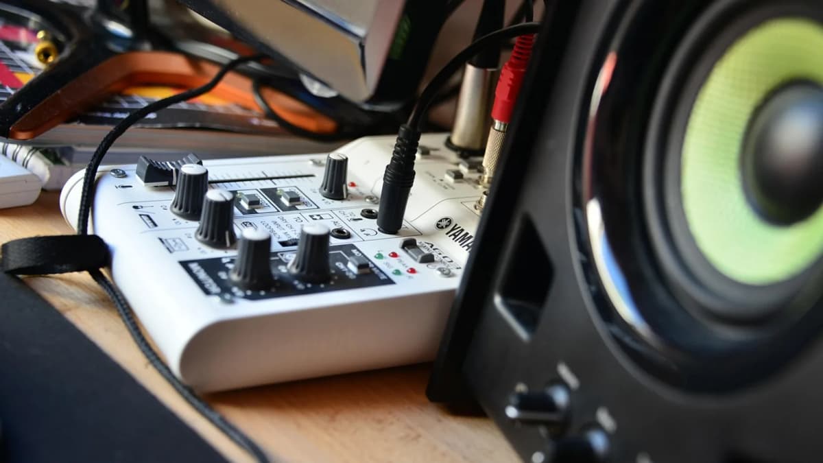 Ein kleines Audio-Interface mit Reglern neben einem Studiomonitor. Foto: Ben_KtRN / Pixabay.