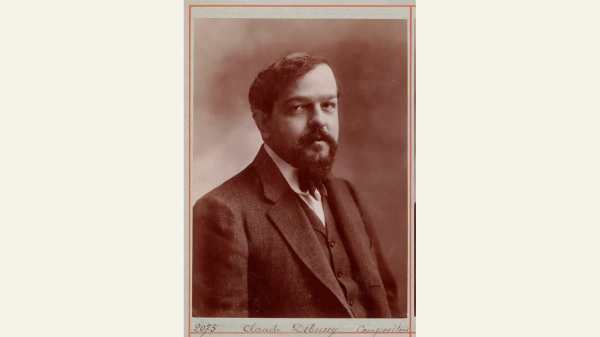 Claude Debussy, Porträtfoto aus dem Atelier Nadar, entstanden um 1900. Gemeinfrei, Wikimedia Commons.