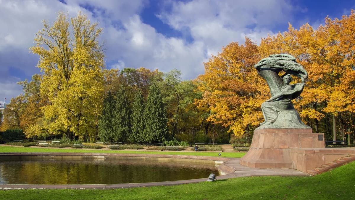 Das Chopin-Denkmal im Warschauer Łazienki-Park. Foto: allphotobangkok / Pixabay.