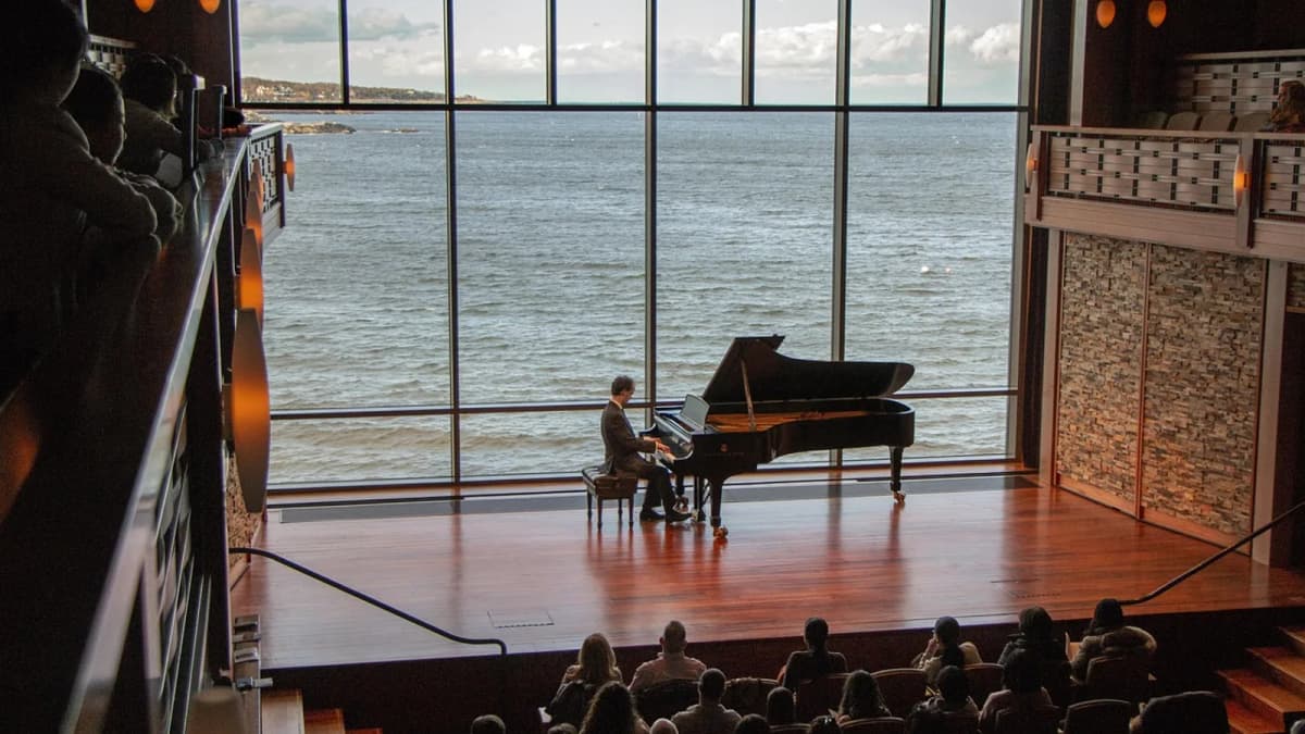 Ein Flügelkonzert vor einer Fensterfront mit Meerblick. Foto: jswerd / Pixabay.