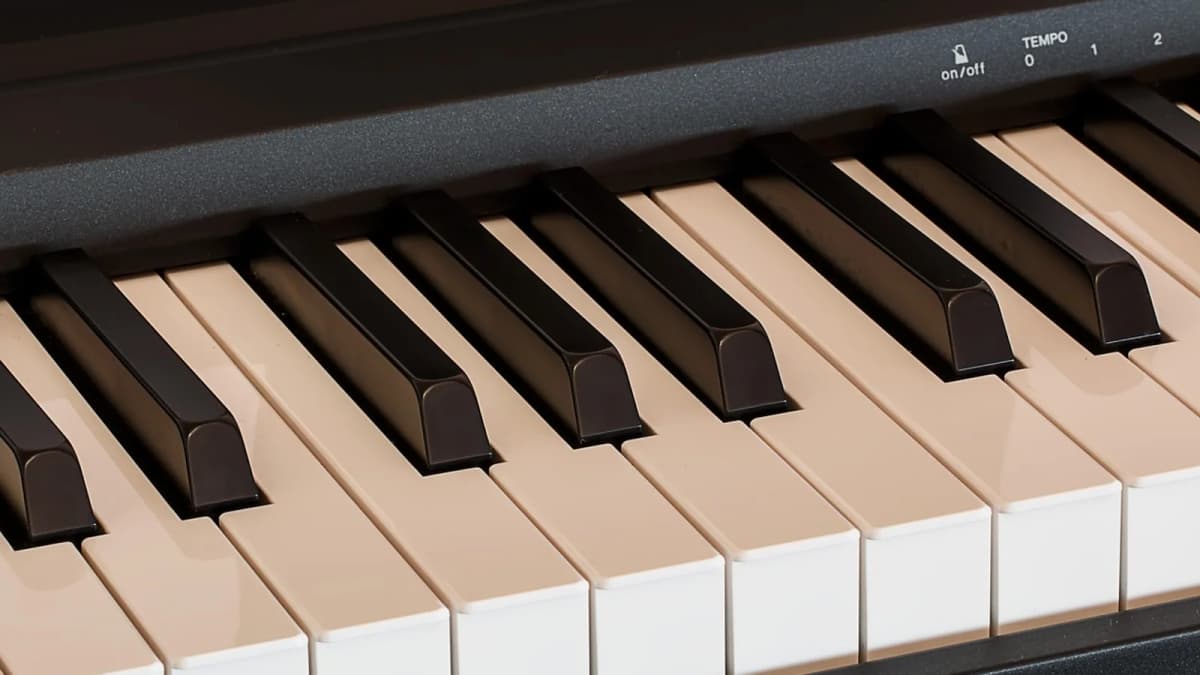 Ein Keyboard der Marke Yamaha mit Bedienfeld und Tempo-Reglern. Foto: stevepb / Pixabay.
