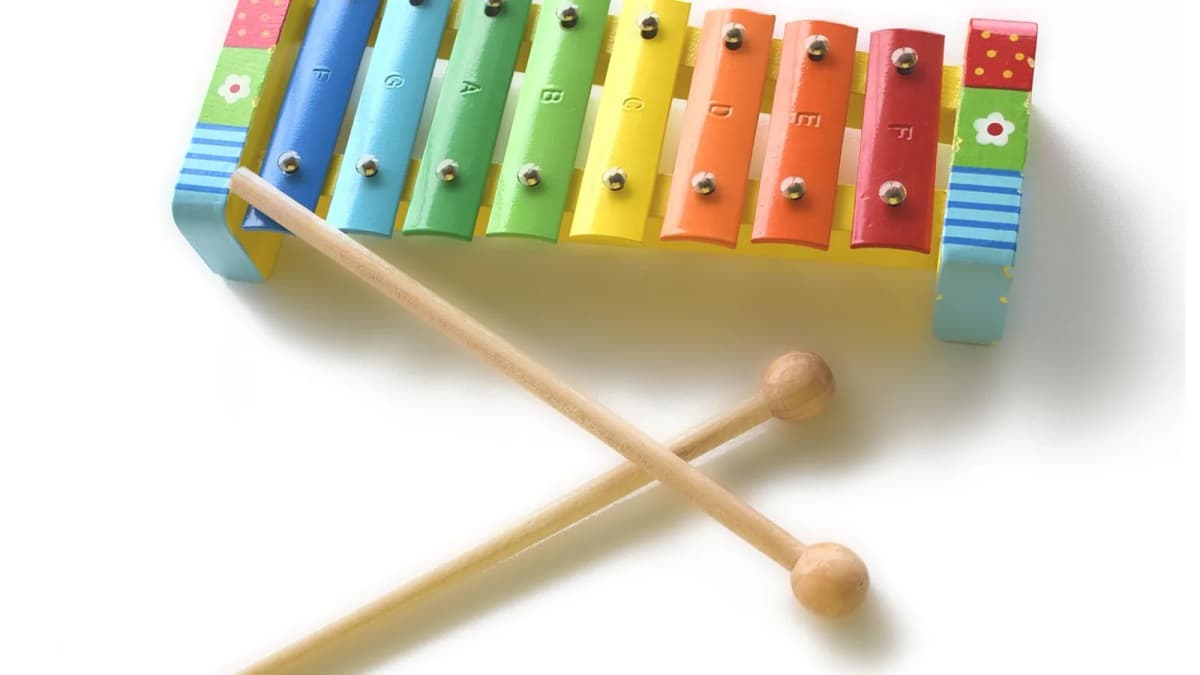 Ein buntes Kinderglockenspiel mit zwei Schlägeln. Foto: DVeen89 / Pixabay.