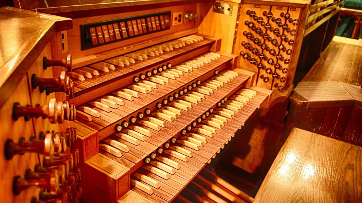 Der Spieltisch einer Orgel mit mehreren Manualen und Registerzügen. Foto: jameslee / Pixabay.