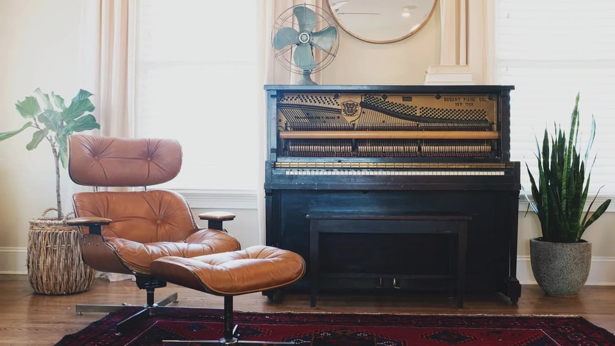 Ein aufrechtes Klavier mit geöffnetem Deckel in einem hellen Wohnzimmer. Foto: Pexels / Pixabay.