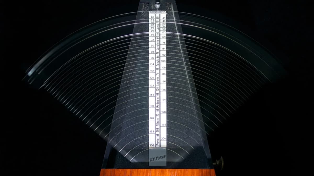 Ein mechanisches Metronom mit ausschlagendem Pendel. Foto: swooshed / Pixabay.