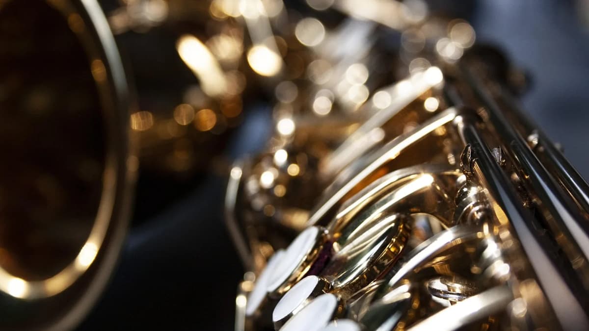 Schallbecher und Klappen eines Saxophons in warmem Goldton, unscharfer Hintergrund. Foto: julia_xmedia / Pixabay.