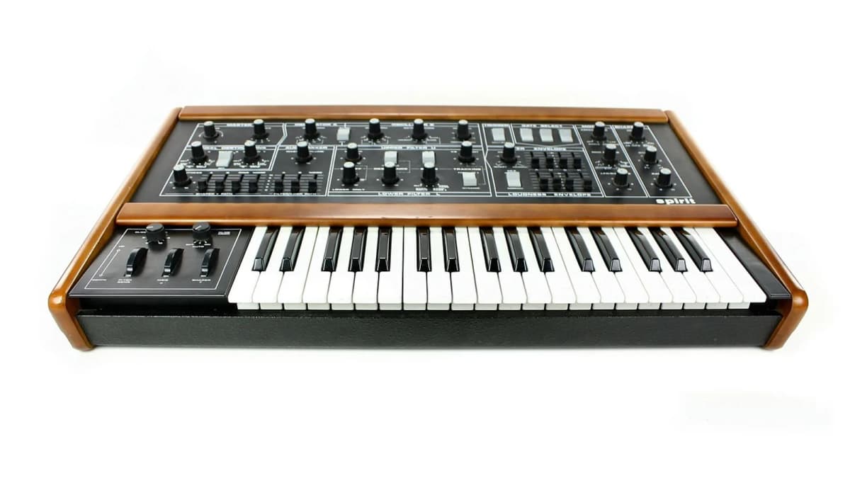 Ein analoger Synthesizer mit Klaviatur und Reglerfeld in Holzrahmen. Foto: PerfectCircuit / Pixabay.