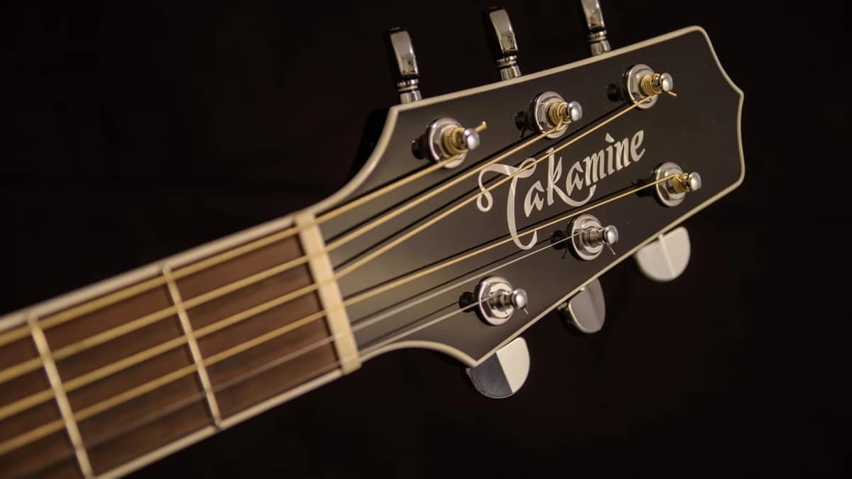 Nahaufnahme einer Takamine-Kopfplatte mit Schriftzug. Foto: connie_sf / Pixabay.