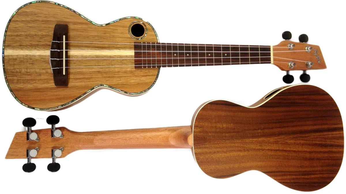 Vorder- und Rückseite einer Ukulele mit Perlmutteinlagen am Korpusrand. Foto: mark_az / Pixabay.