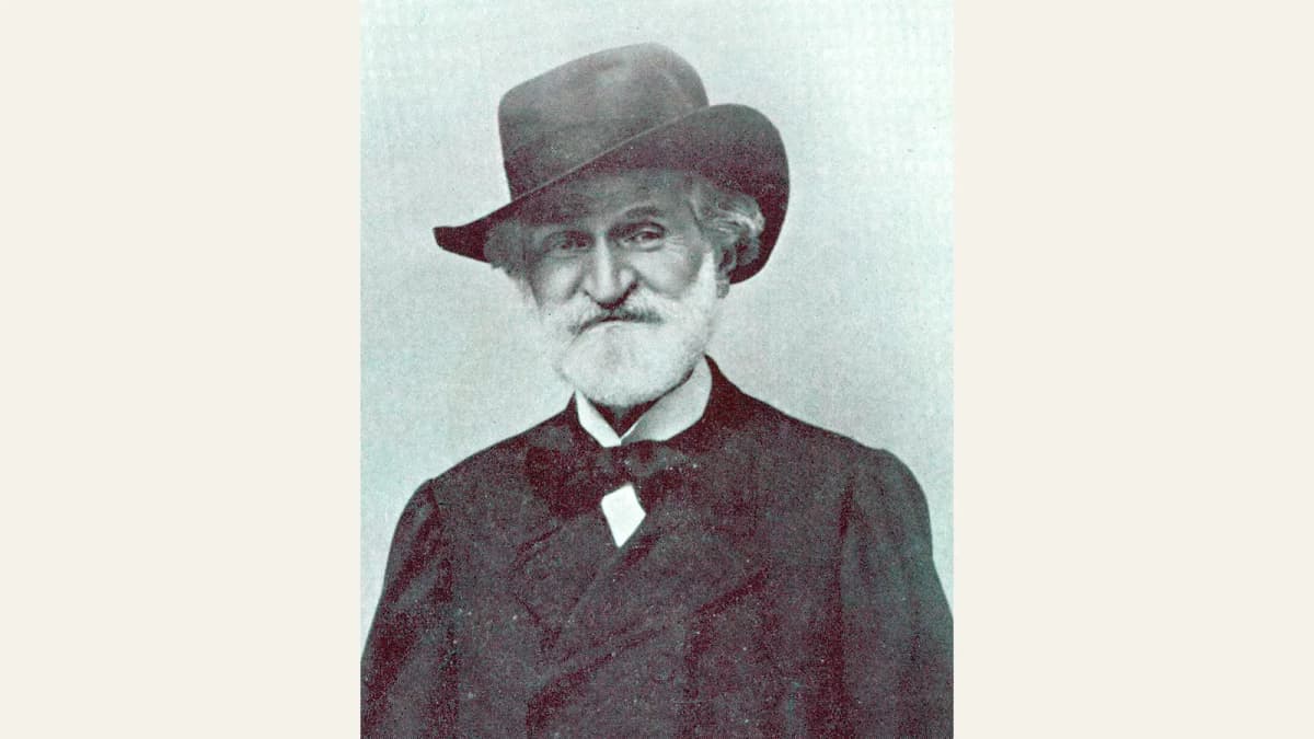Der alternde Giuseppe Verdi mit Hut, fotografiert 1899 von Pietro Tempestini. Gemeinfrei, Wikimedia Commons.