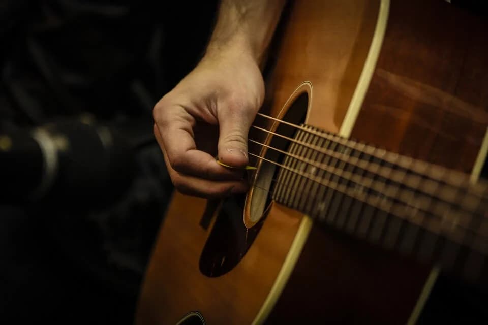 Die Grand Concert Westerngitarre - Kompromis zwischen Spielkomfort und Klang