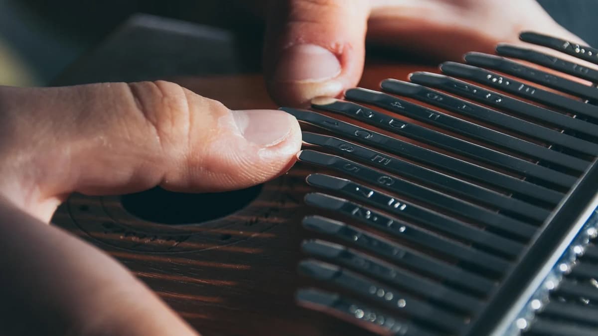 Zwei Daumen zupfen die Zungen einer Kalimba in Nahaufnahme. Foto: wal_172619 / Pixabay.