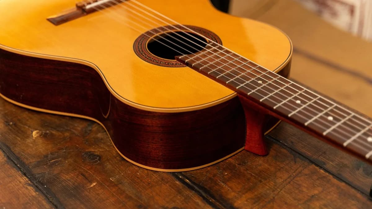 Ovation Westerngitarre